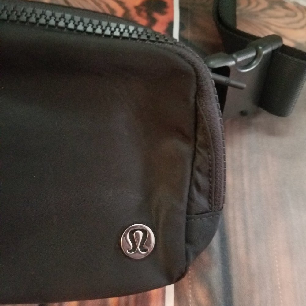 Lululemon Everywhere Belt Bag Waist Fanny pack Color Black Unisex - Picture 4 of 6